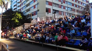 Público se prepara para assistir ao desfile do aniversário de Maringá